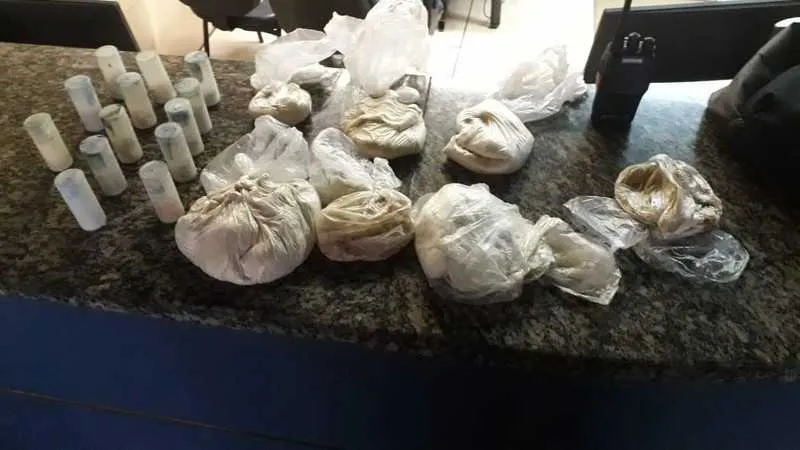 Um rádio transmissor e drogas foram apreendidas na ação