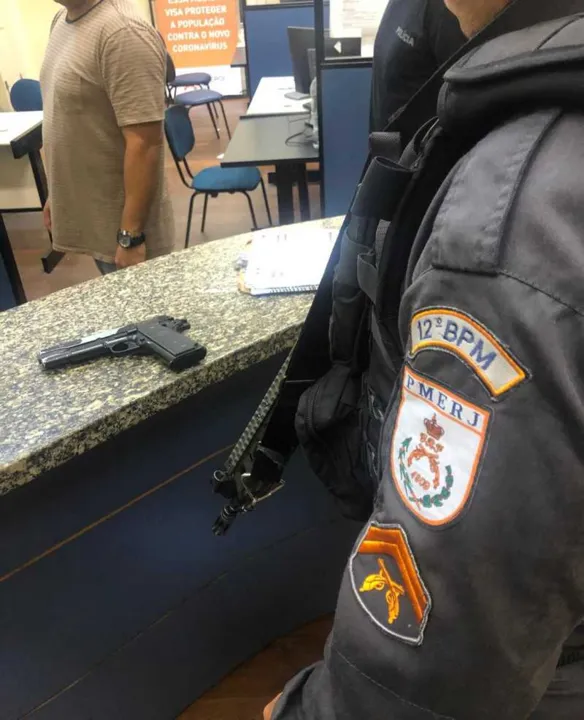 Acusado foi preso logo após roubar um carro, no Fonseca