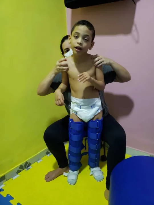Davi agora se recupera fazendo fisioterapia 