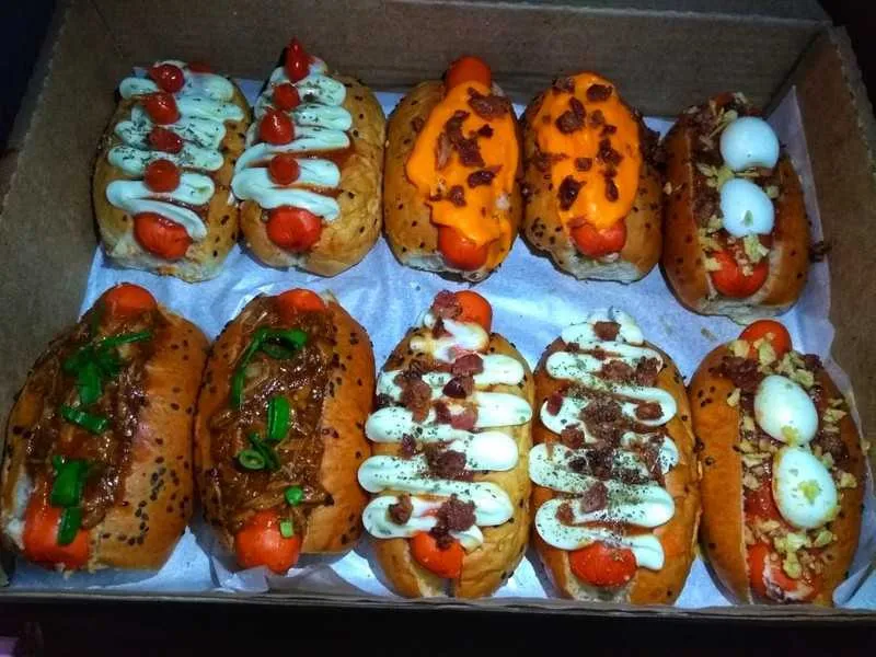 São 10 mini cachorros-quentes com cinco opções de sabores diferentes