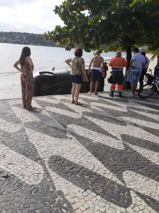 Ainda por volta das 16h30, o carro continuava no local do acidente