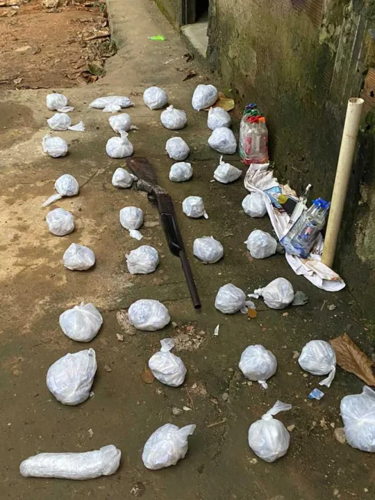 Espingarda e drogas foram encontradas durante a ação
