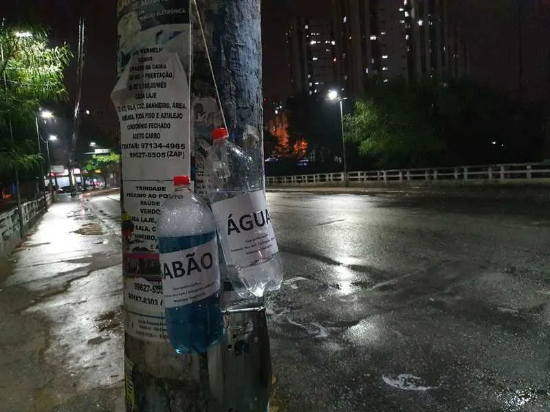 Voluntários iniciaram campanha para distribuir água e sabão pela cidade de São Gonçalo durante período de pandemia do coronavírus