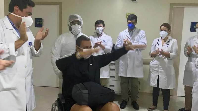 Eduardo não tem histórico de doenças pré-existentes.
