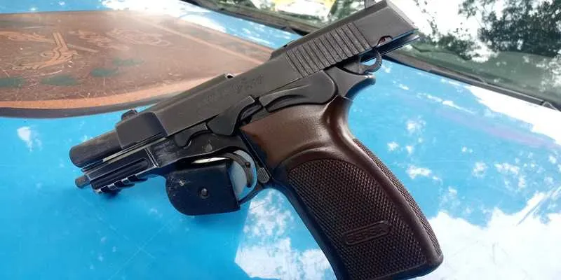 Uma pistola foi apreendida com o suspeito