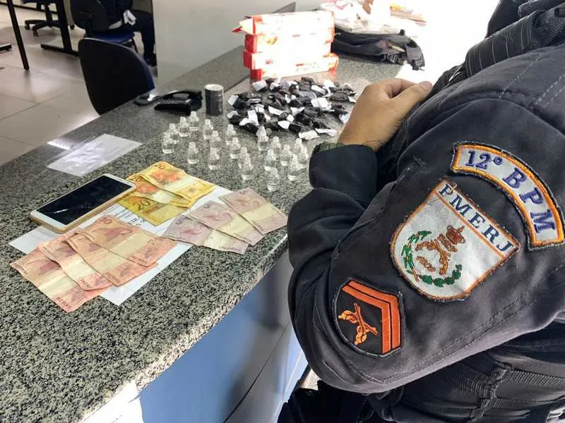 Drogas e dinheiro em espécie foram apreendidos com o suspeito