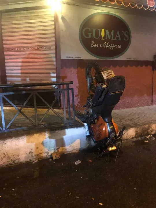 Criminosos colidiram com uma viatura e se chocaram com a calçada de um estabelecimento comercial