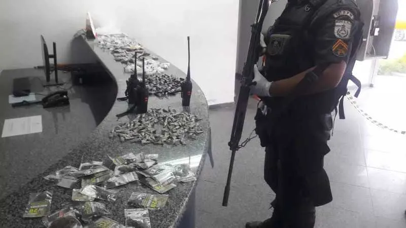 Rádios transmissores, drogas e dinheiro foram apreendidos com os suspeitos