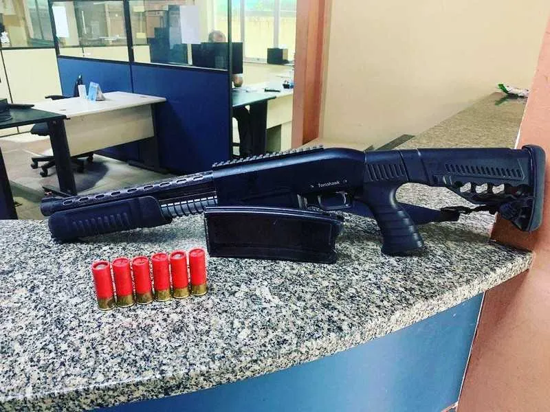 Espingarda, carregador e munições foram apreendidas na ação