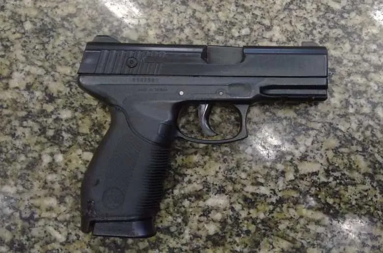 Homem estava com simulacro de pistola