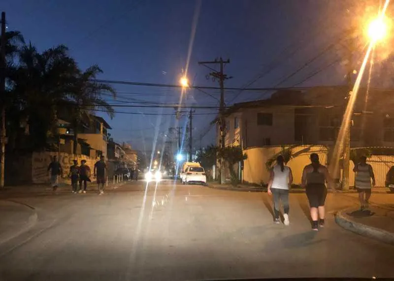 Pessoas passam a caminhar tranquilamente entre as ruas do bairro Jardim Catarina, em São Gonçalo