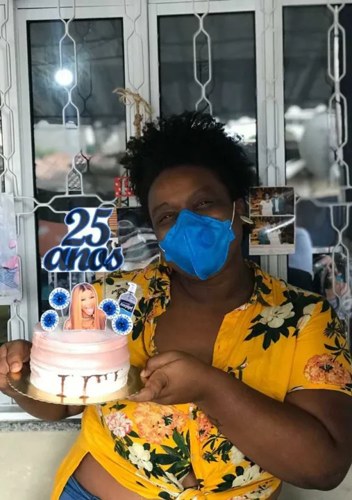 A arquiteta Thayane Alves da Silva Valente comemorou seus 25 anos com o tema do coronavírus 