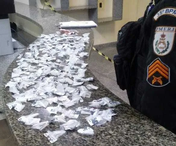 Drogas e dinheiro em espécie foram apreendidos na ação