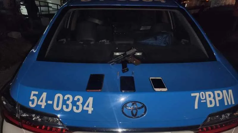 Pistola e rés furtivas foram apreendidos com os suspeitos