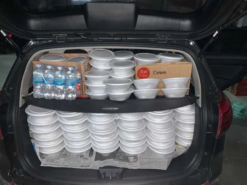 Grupo chega a distribuir cerca de 200 quentinhas por dia para os moradores de rua de Niterói