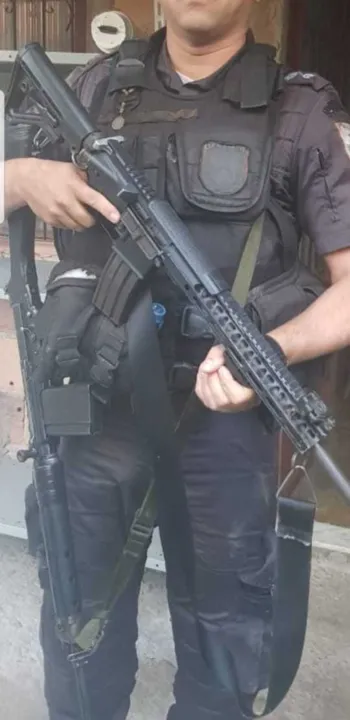 Pistola e fuzil já foram apreendidos na ação, que continua em andamento