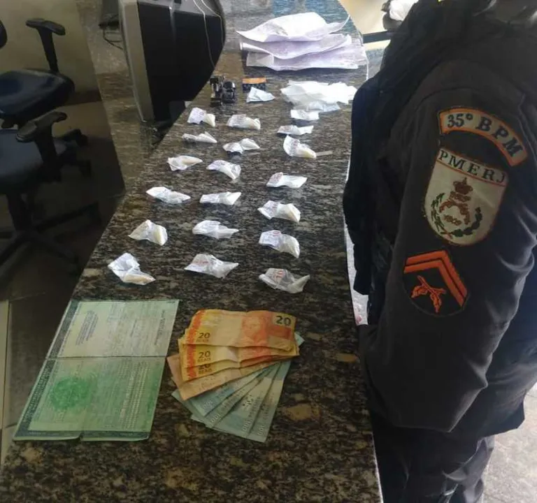 Drogas e dinheiro em espécie foram apreendidos em uma das ações