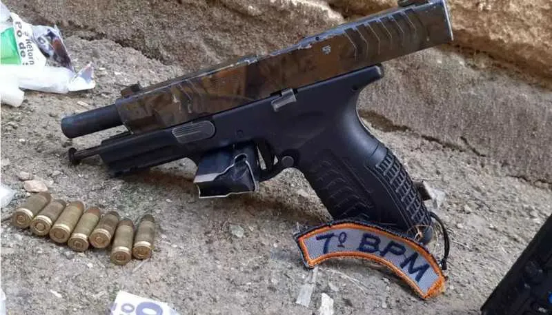 Com o suspeito foi apreendido uma pistola