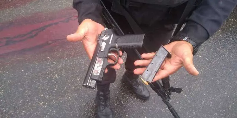 Uma pistola foi apreendida com o suspeito