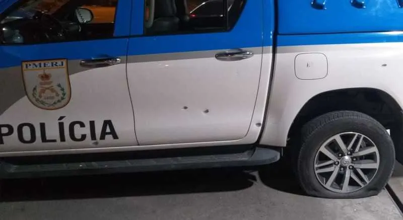 Viatura foi atingida em diversas partes 