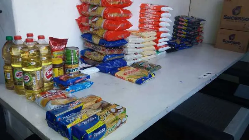 Confira alguns dos produtos arrecadados para as cestas básicas 