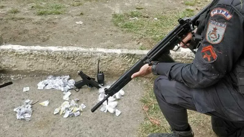 Uma pistola, drogas e rádio transmissor foram apreendidos na ação