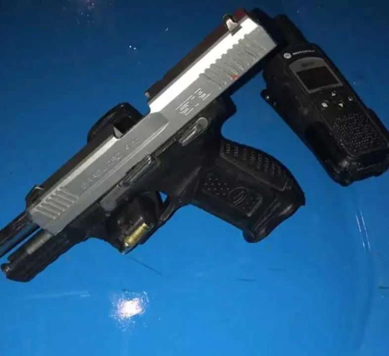Com ele, segundo a polícia, foi encontrada uma pistola