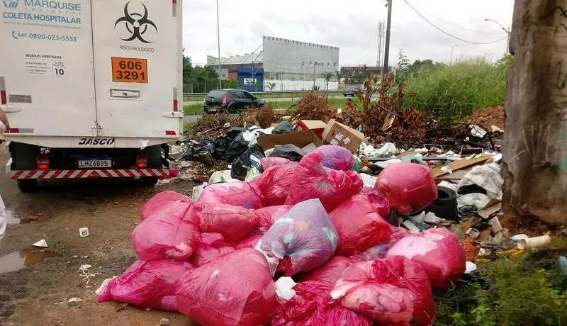 Produto estava sendo despejado às margens da BR-101