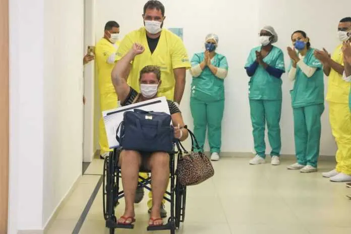 Imagem ilustrativa da imagem Primeira paciente curada de Covid-19 tem alta no Hospital Che Guevara