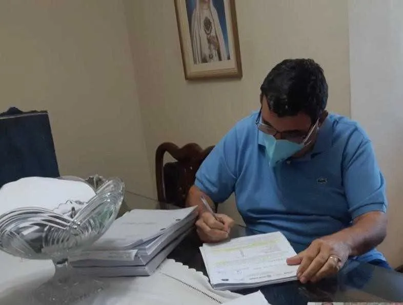 Prefeito Nanci assina decreto em sua residência. Ele contraiu coronavírus e está em isolamento domiciliar