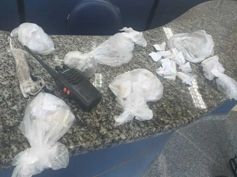 Rádio transmissor e drogas foram apreendidos na ação