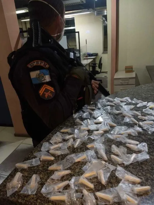 Um aparelho celular e drogas foram apreendidos