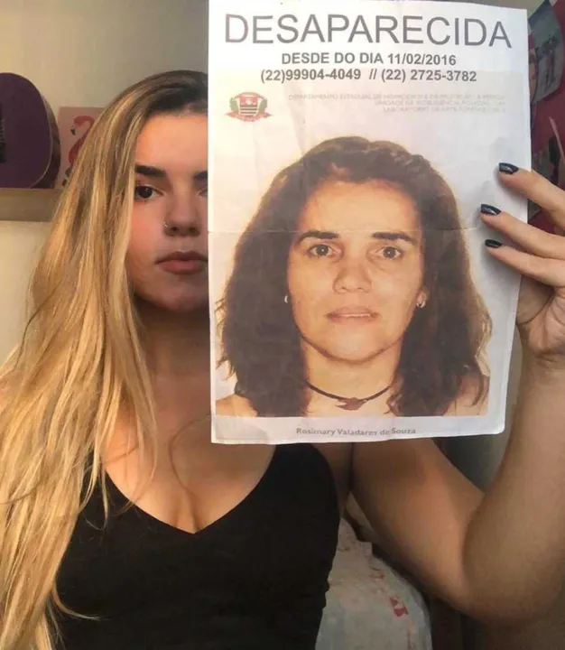A jovem Mylena postou sua foto com o cartaz de sua mãe como um pedido de ajuda nas redes sociais 