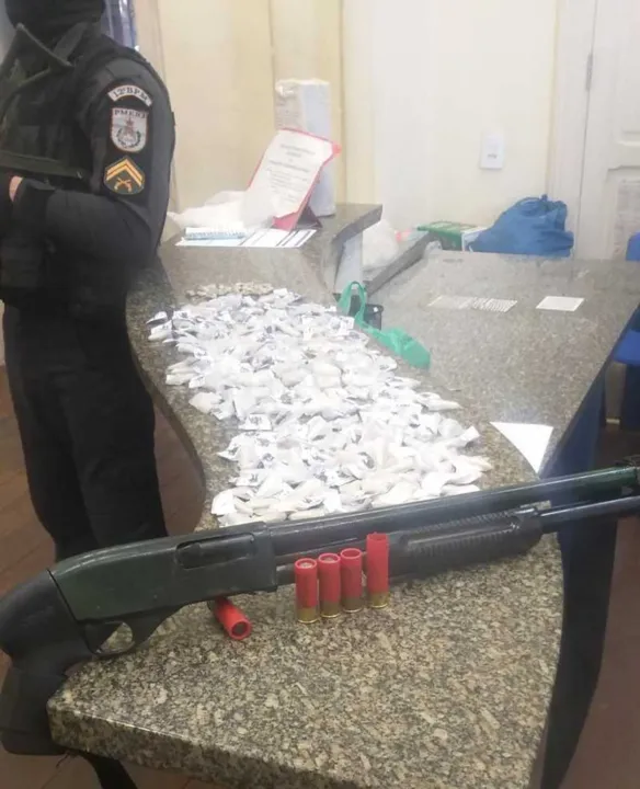 Drogas e uma escopeta foram apreendidas na ação