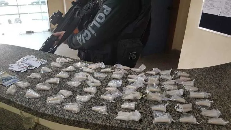 Drogas e dinheiro em espécie foram apreendidas