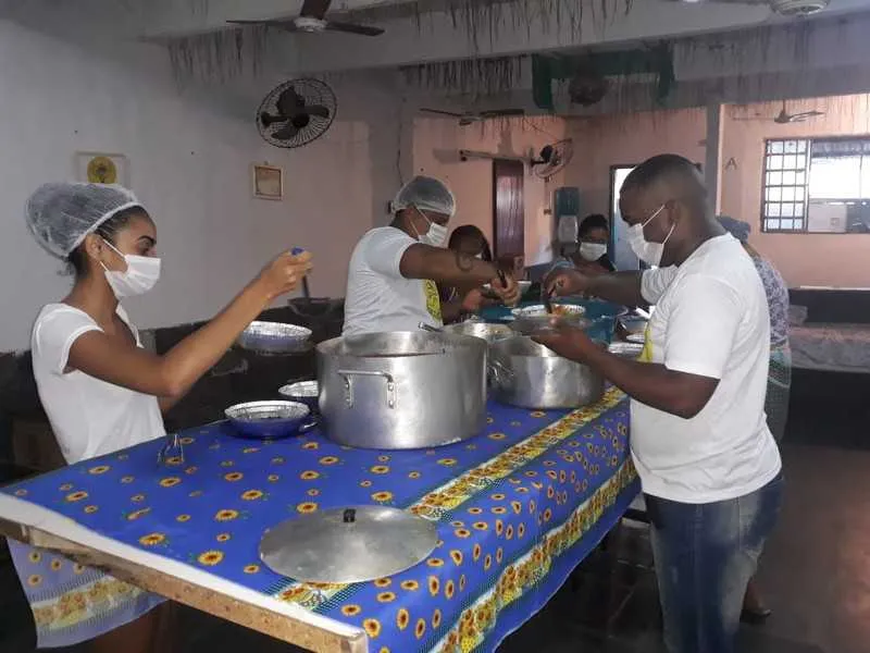 O grupo ajudou moradores de rua no último sábado (09)