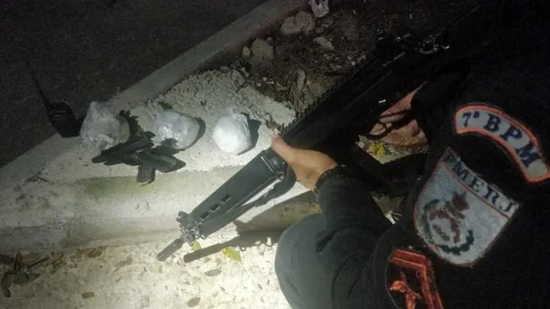 Pistola, rádio transmissor e drogas foram apreendidos