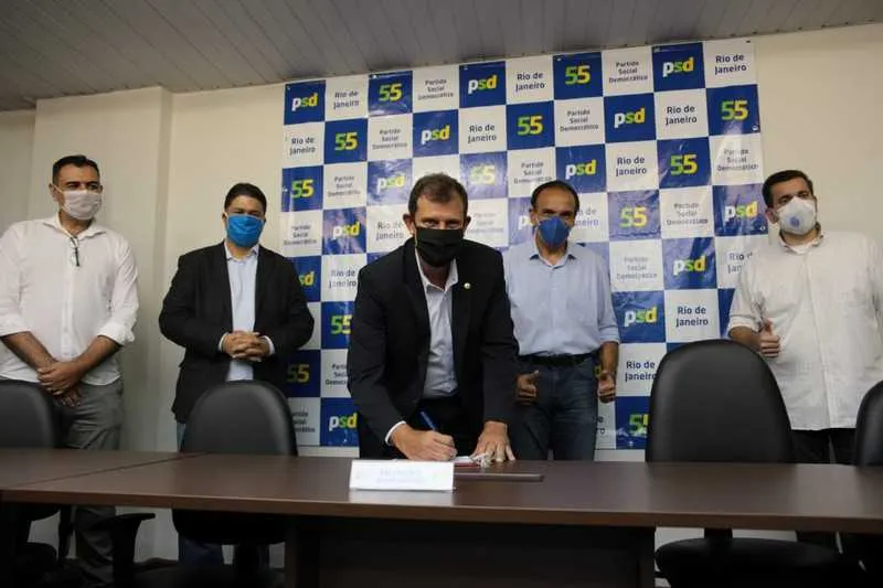 Salema assinando a ficha de filiação do novo partido