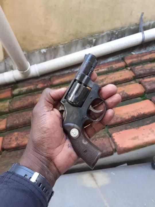 Arma foi encontrada no interior da residência