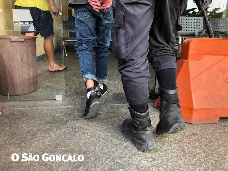 Ois dois presos em flagrante na Avenida Alfredo Backer, em Alcântara