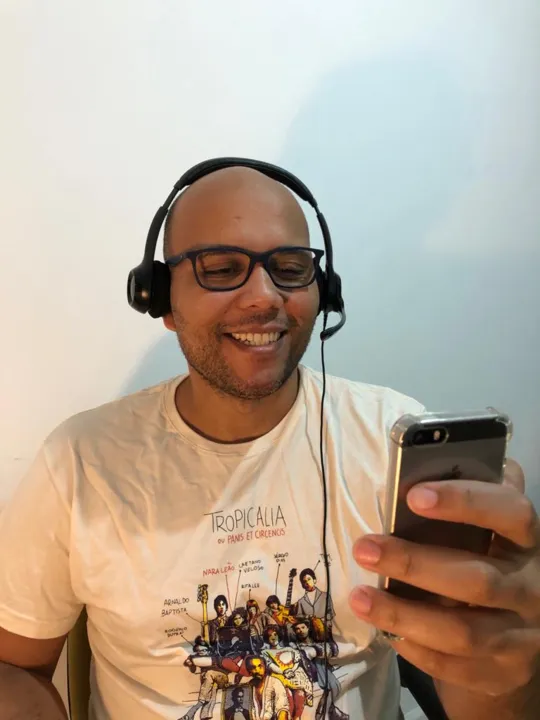 Matheus Graciano entrevista personalidades gonçalenses sobre temas gerais e outros tópicos comuns ao cotidiano de São Gonçalo