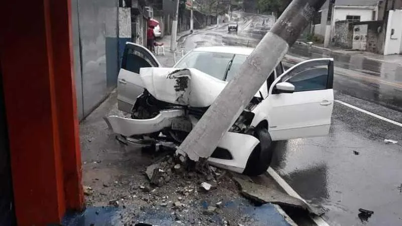Na imagem é possível ver que a frente do carro ficou destruída com o impacto da colisão
