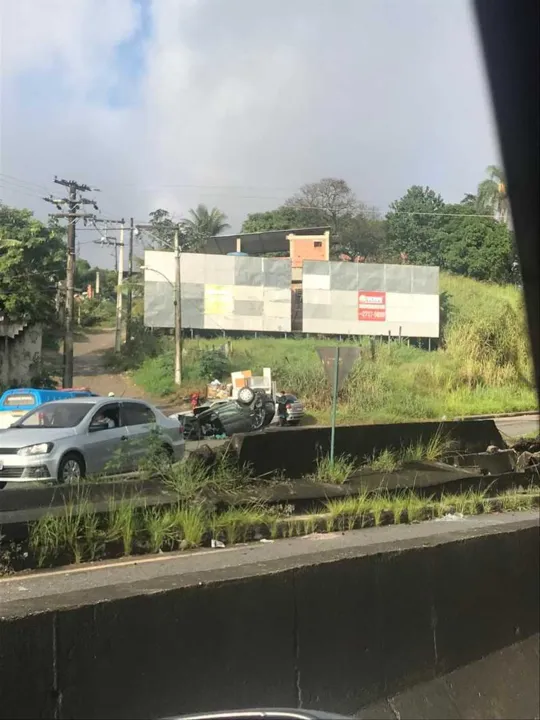 Os militares orientam o trânsito no local