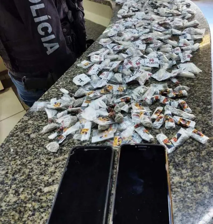 O material entorpecente e os acusados foram levados para a 71ª DP (Itaboraí)