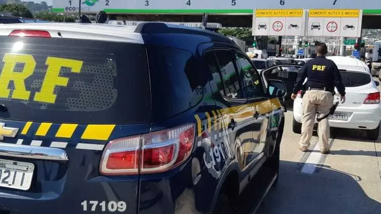 O carro e o condutor foram encaminhados à Polícia Federal de Niterói