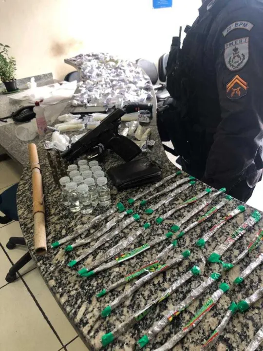 Foram apreendidos drogas e armas 