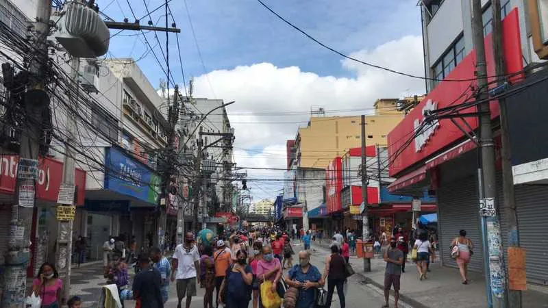 Ruas de Alcântara amanheceram lotadas nesta sexta (5) após país atingir recorde de mortes por Covid-19