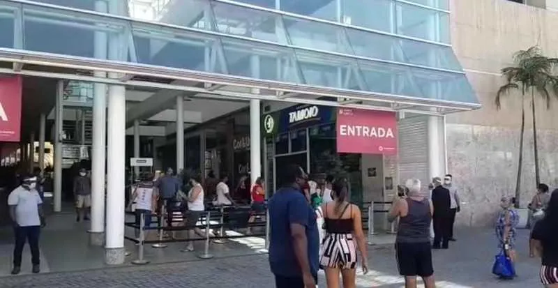 Partage Shopping reabriu no começo da tarde desta quinta (11) com filas na entrada do local 
