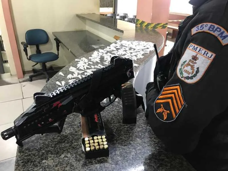Metralhadora e drogas foram apreendidos com o suspeito