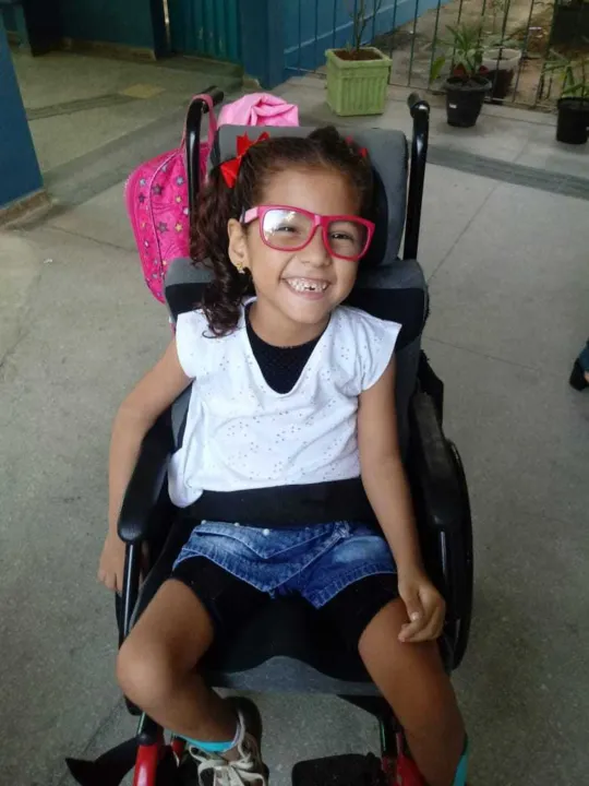 Sara Patrício precisa de uma nova cadeira que possa reclinar e a menina consiga descansar as costas